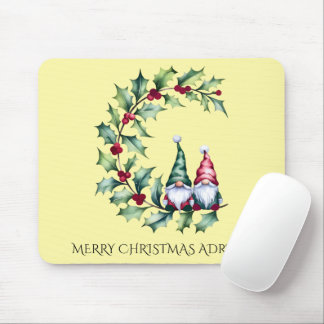 Weihnachts-Wasserfarbe-Gnome sitzen auf Stechpalme Mousepad