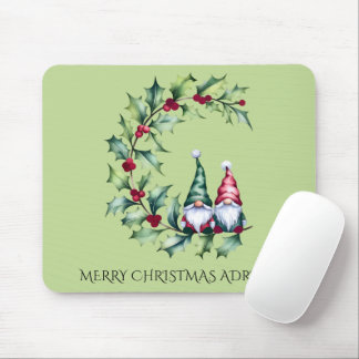 Weihnachts-Wasserfarbe-Gnome sitzen auf Stechpalme Mousepad