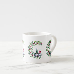 Weihnachts-Wasserfarben-Gnome auf einem Stechpalme Espressotasse