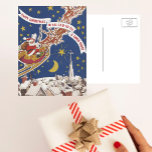 Weihnachts-Weihnachtsmann mit Rentier Feiertagspostkarte<br><div class="desc">Vintage Illustration Frohe Weihnachtsgestaltung aus dem klassischen Kindergeschichte-Buch "Das war die Nacht vor Weihnachten". Dieses Bild ist die rückwärtige Kunst mit einem fröhlichen Weihnachtsmann, der mit seinem Schlitten, Rentier und einem Sack voller Spielzeuge am Heiligabend im Himmel fliegt, mit leuchtenden, bunten, gelben Sternen am Himmel. Frohe Weihnachten für alle und...</div>