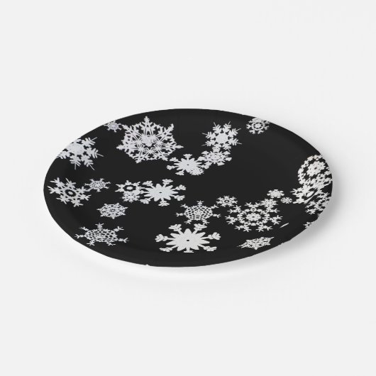 Weihnachts-weiße Schneeflocken auf schwarz Pappteller (Schrägansicht)