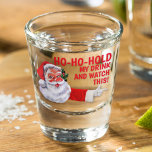 Weihnachts-Whiskey-Ho-Ho-Halten Sie mein Getränk u Schnapsglas<br><div class="desc">Funny Urlaub trinken Spaß Schuss Brille. Der Weihnachtsmann ist zum Party bereit. Klassisches Rot mit dem lächelnden Gesicht des Weihnachtsmanns und seinem Handschuh, der auf seinen nächsten großen Fehler zeigt. Das hat einen klassisch leuchtend roten Schriftart, der lautet: Ho, wer hält meinen Drink und sehen Sie HIER! Funny shot Brille...</div>