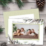 Weihnachts-Winter-Grünen-Foto Feiertagskarte<br><div class="desc">Diese elegante Weihnachtskarte bietet Platz für ein horizontales Foto auf der Vorderseite und für eine persönliche Nachricht auf der Rückseite. Das Design wird durch die stilvolle Aquarell-Wintergrün betont. Der Gruß lautet "Frohe Weihnachten".</div>