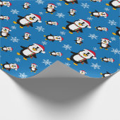 Weihnachts-Winter-Pinguin auf Custom Blue Backgrou Geschenkpapier (Ecke)