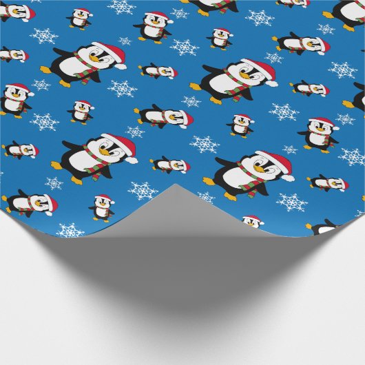 Weihnachts-Winter-Pinguin auf Custom Blue Backgrou Geschenkpapier (Ecke)