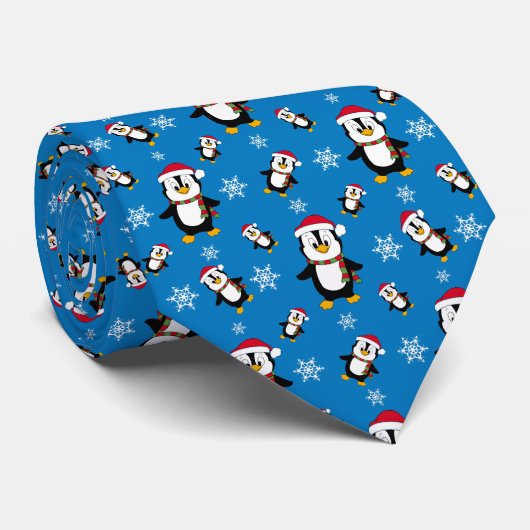 Weihnachts-Winter-Pinguin auf Custom Blue Backgrou Krawatte (Gerollt)