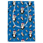 Weihnachts-Winter-Pinguin auf Custom Blue Backgrou Mittlere Geschenktüte (Vorderseite)