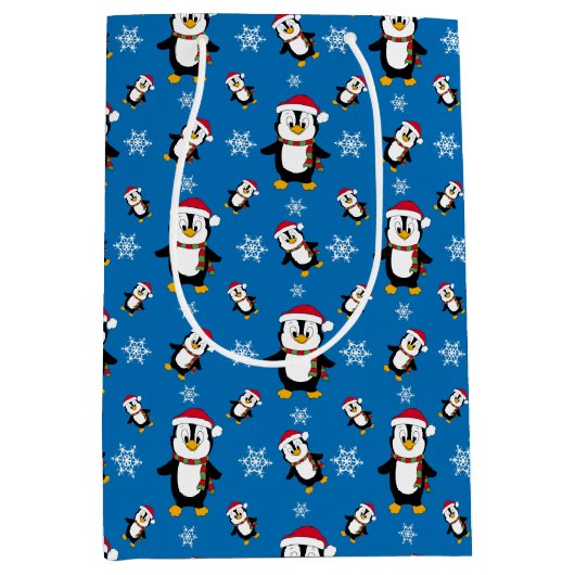 Weihnachts-Winter-Pinguin auf Custom Blue Backgrou Mittlere Geschenktüte (Vorderseite)