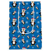 Weihnachts-Winter-Pinguin auf Custom Blue Backgrou Mittlere Geschenktüte (Rückseite)