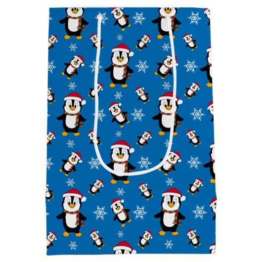 Weihnachts-Winter-Pinguin auf Custom Blue Backgrou Mittlere Geschenktüte (Rückseite)