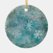 Weihnachts Winter weiße Schneeflocken auf blau Keramik Ornament (Vorne)