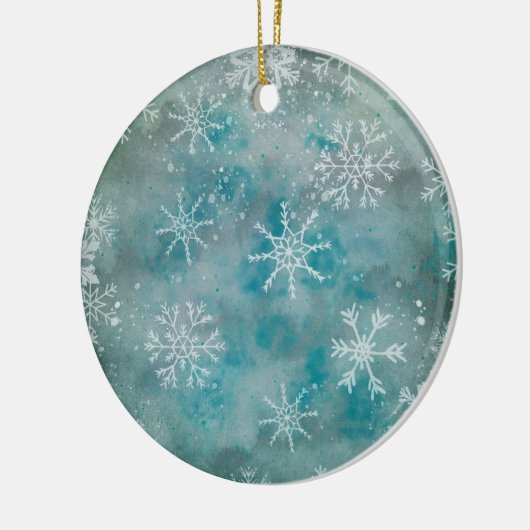Weihnachts Winter weiße Schneeflocken auf blau Keramik Ornament (Links)