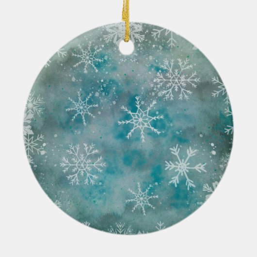 Weihnachts Winter weiße Schneeflocken auf blau Keramik Ornament (Hinten)