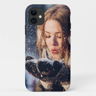 Weihnachts-Wintermädchen bläst in ihrer Hand Schne Case-Mate iPhone Hülle