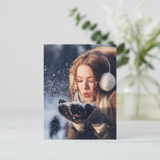 Weihnachts-Wintermädchen bläst in ihrer Hand Schne Postkarte (Stehend Vorderseite)