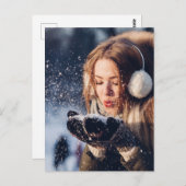 Weihnachts-Wintermädchen bläst in ihrer Hand Schne Postkarte (Vorne/Hinten)