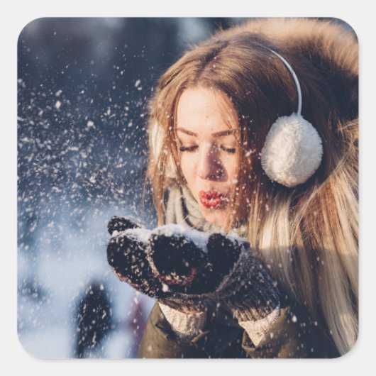 Weihnachts-Wintermädchen bläst in ihrer Hand Schne Quadratischer Aufkleber (Vorderseite)