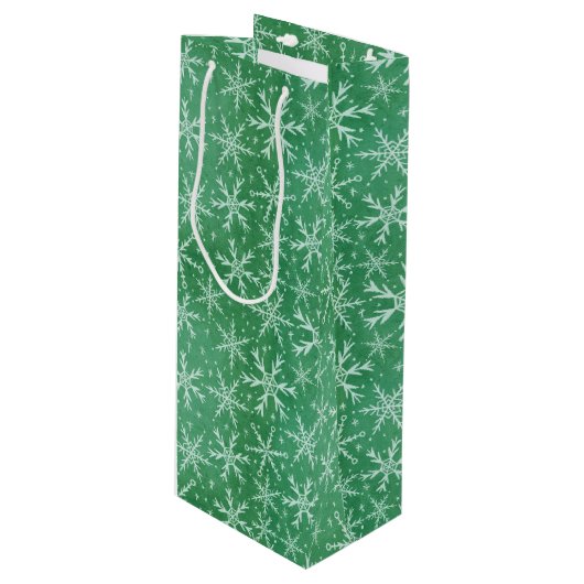 Weihnachts-Winterschneeflocken fallen grün Geschenktüte Für Weinflaschen (Vorderseite Schrägansicht)