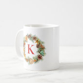 Weihnachts-Wreath-Pinecone und Evergreens-Monogram Kaffeetasse (Vorderseite Links)