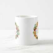 Weihnachts-Wreath-Pinecone und Evergreens-Monogram Kaffeetasse (Mittel)