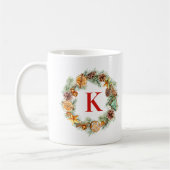 Weihnachts-Wreath-Pinecone und Evergreens-Monogram Kaffeetasse (Links)