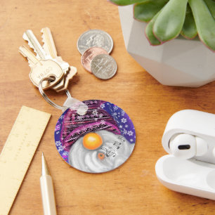 Weihnachtsanhänger Gnom in lila Hut singend Schlüsselanhänger