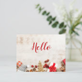 Weihnachtsartikel auf einem rustikalen Holzbrett Postkarte (Stehend Vorderseite)