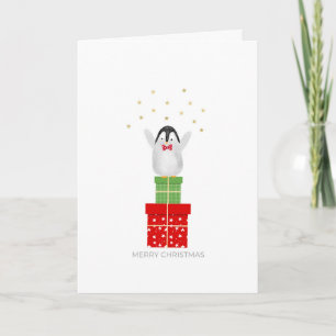 Weihnachtsbaby-Pinguin steht auf Geschenken Feiertagskarte