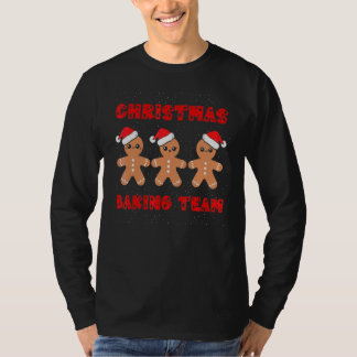 Weihnachtsback-Team formt Weihnachtsmänner mit Wei T-Shirt