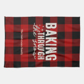 Weihnachtsbacken im Schnee Buffalo Plaid Geschirrtuch (Horizontal)