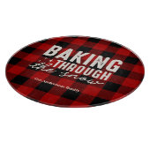 Weihnachtsbacken im Schnee Buffalo Plaid Schneidebrett (Ecke)