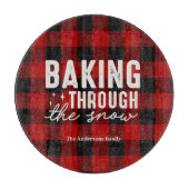 Weihnachtsbacken im Schnee Buffalo Plaid Schneidebrett (Vorderseite)