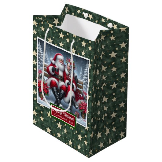 Weihnachtsbag Classic Coolste Frau Claus Mittlere Geschenktüte (Vorderseite Schrägansicht)
