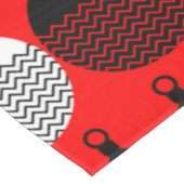Weihnachtsball in Rot und Schwarz Retro Tischdecke (Schrägansicht)