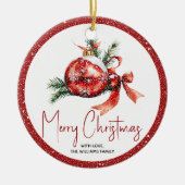 Weihnachtsball mit rotem Bogen und Tannenzweigen Keramik Ornament (Vorne)