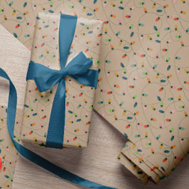 Weihnachtsbällchen auf Kraft Geschenkpapier