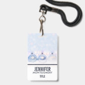 Weihnachtsbälle auf Schnee zum Feiern Ausweis (Vorderseite mit Lanyard)