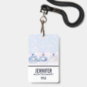 Weihnachtsbälle auf Schnee zum Feiern Ausweis (Rückseite mit Lanyard)