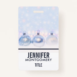 Weihnachtsbälle auf Schnee zum Feiern Ausweis