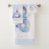 Weihnachtsbälle auf Schnee zum Feiern Badhandtuch Set (Insitu)