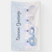 Weihnachtsbälle auf Schnee zum Feiern Banner (Vertikal)