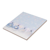 Weihnachtsbälle auf Schnee zum Feiern Fliese (Seite)