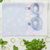 Weihnachtsbälle auf Schnee zum Feiern Geschirrtuch (Gefaltet)