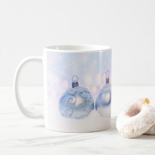 Weihnachtsbälle auf Schnee zum Feiern Kaffeetasse (Mit Donut)