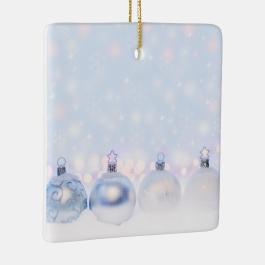 Weihnachtsbälle auf Schnee zum Feiern Keramikornament (Rechts)
