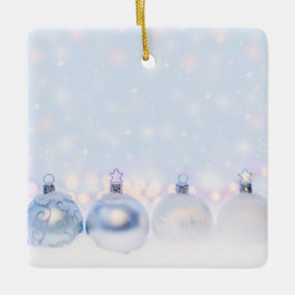 Weihnachtsbälle auf Schnee zum Feiern Keramikornament