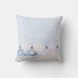 Weihnachtsbälle auf Schnee zum Feiern Kissen