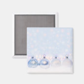Weihnachtsbälle auf Schnee zum Feiern Magnet (Vorderseite/Rückseite)