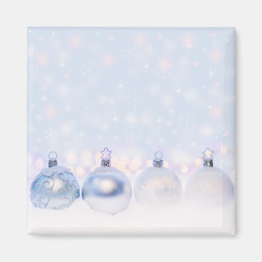Weihnachtsbälle auf Schnee zum Feiern Magnet (Vorne)