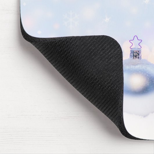 Weihnachtsbälle auf Schnee zum Feiern Mousepad (Ecke)